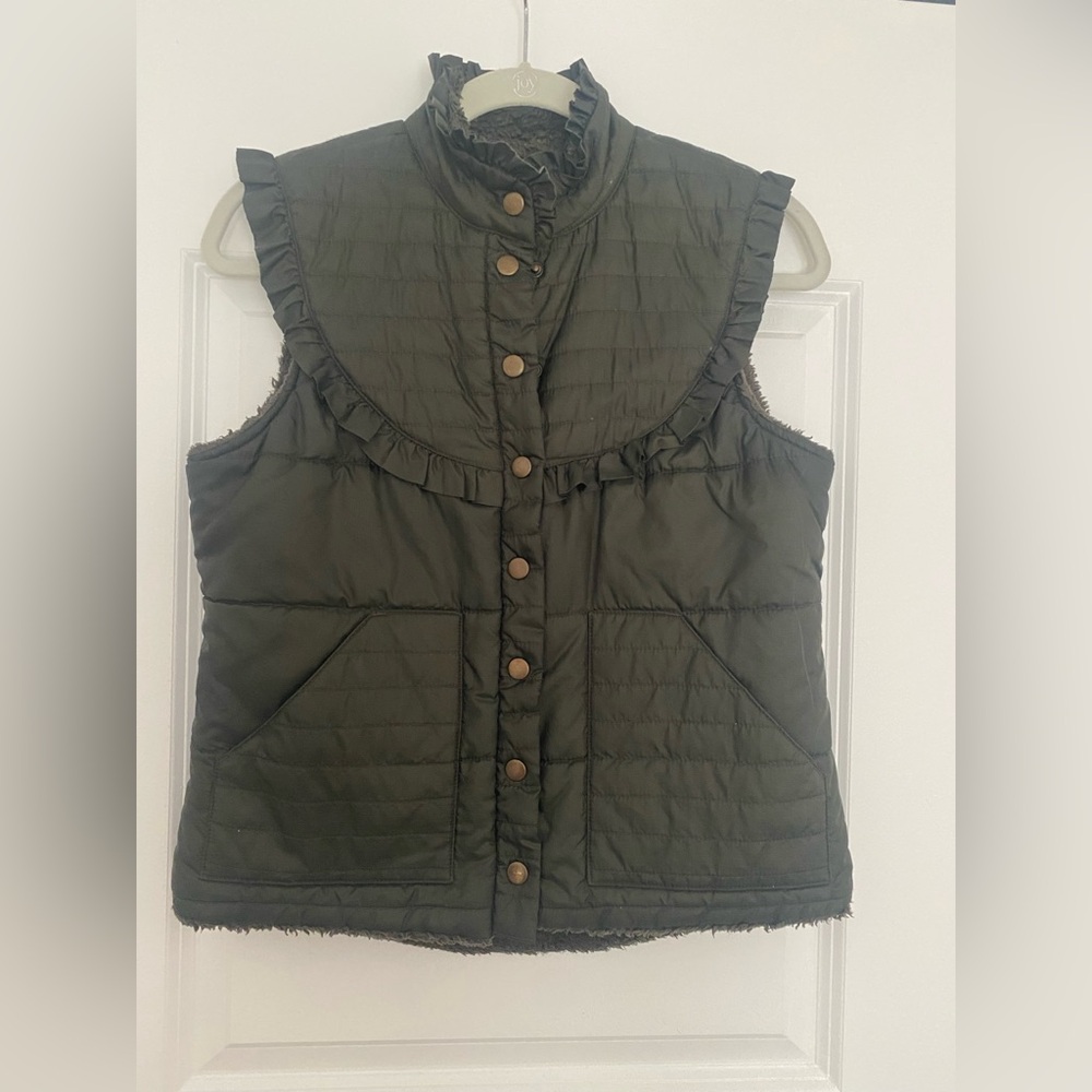 Vintage Free People ruffle, fleece-lined vest. 
Size xs
Olive green
Snap Button